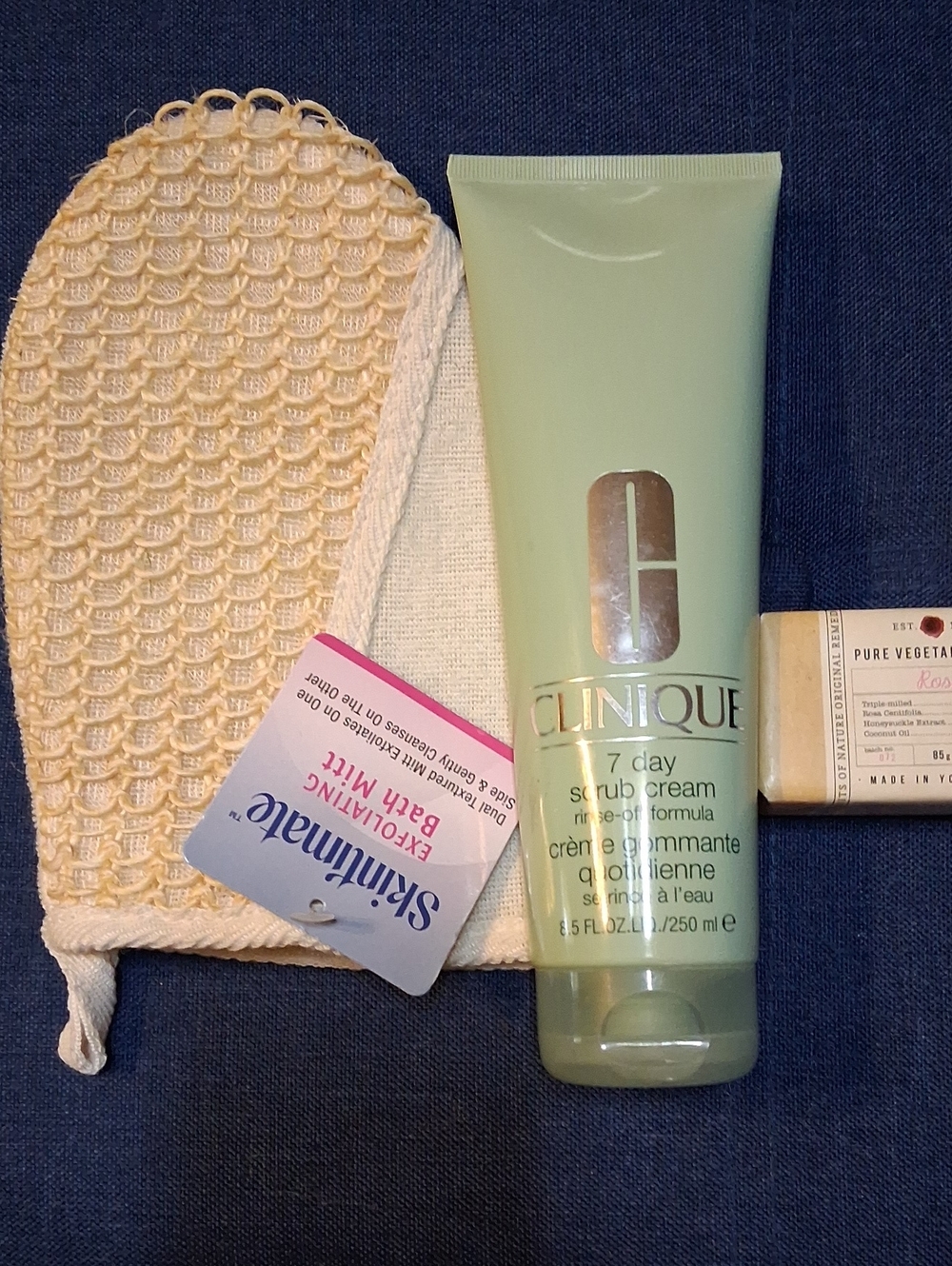 Clinique 7 Day Scrub With Exfoliating Mix And Pure Vegetable Rose Soap.